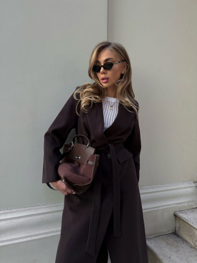 Elegant double-breasted coat